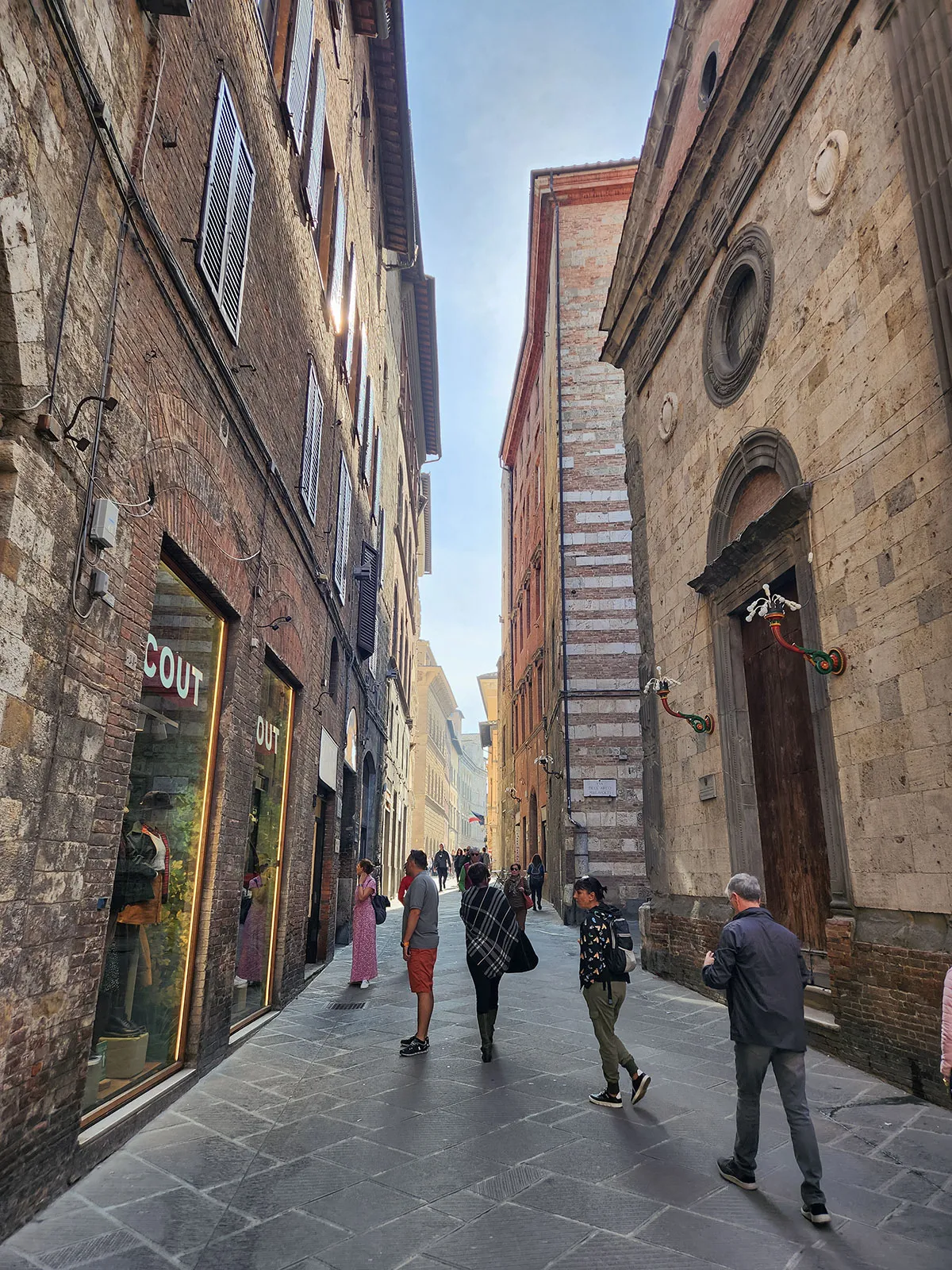 À medida que nos aproximamos, os edifícios medievais revelam seus segredos arquitetônicos