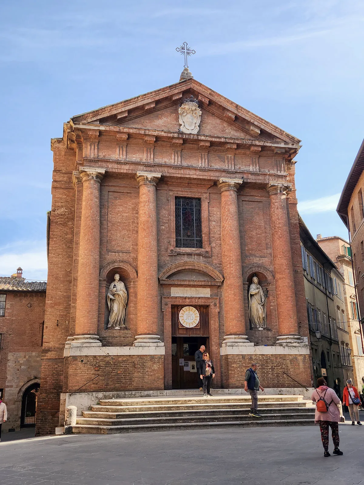 Igreja renascentista em tijolo — devoção que marca cada esquina de Siena