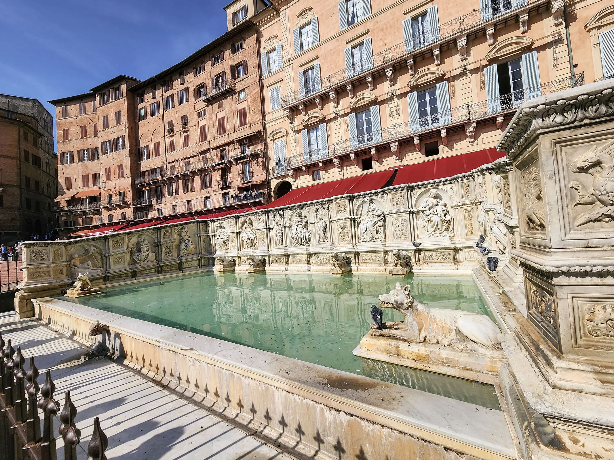 Fonte Gaia na parte superior da praça com suas esculturas renascentistas