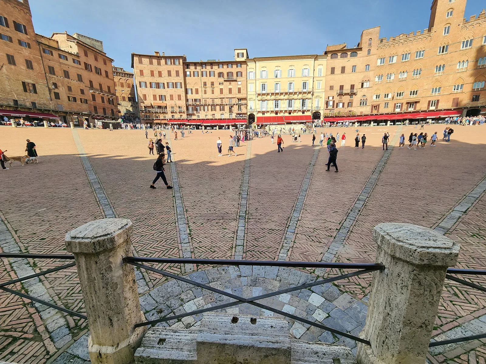 As nove linhas brancas de travertino que dividem a praça, símbolo do Governo dos Nove