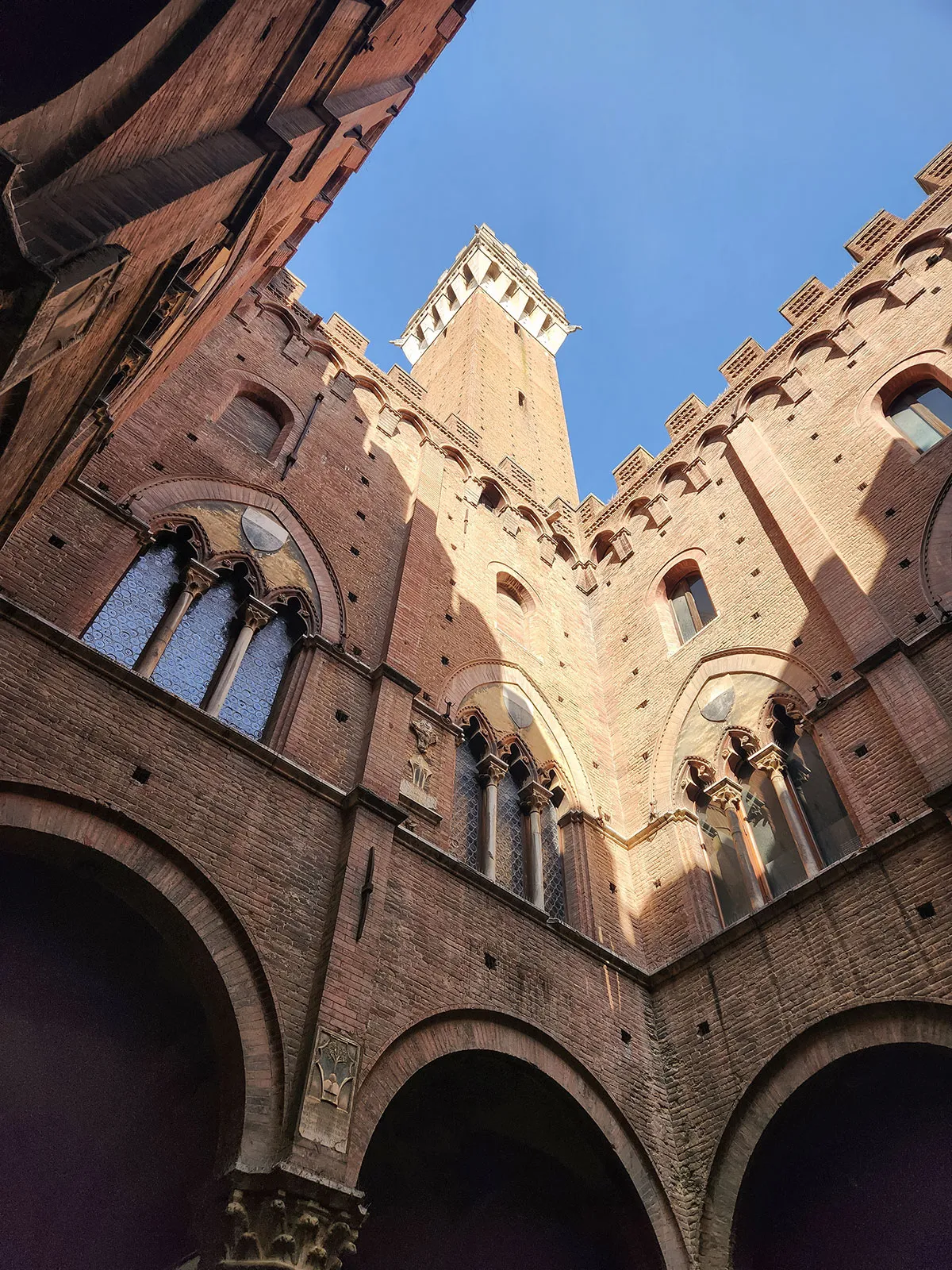 Perspectiva vertiginosa da torre entre as arcadas góticas