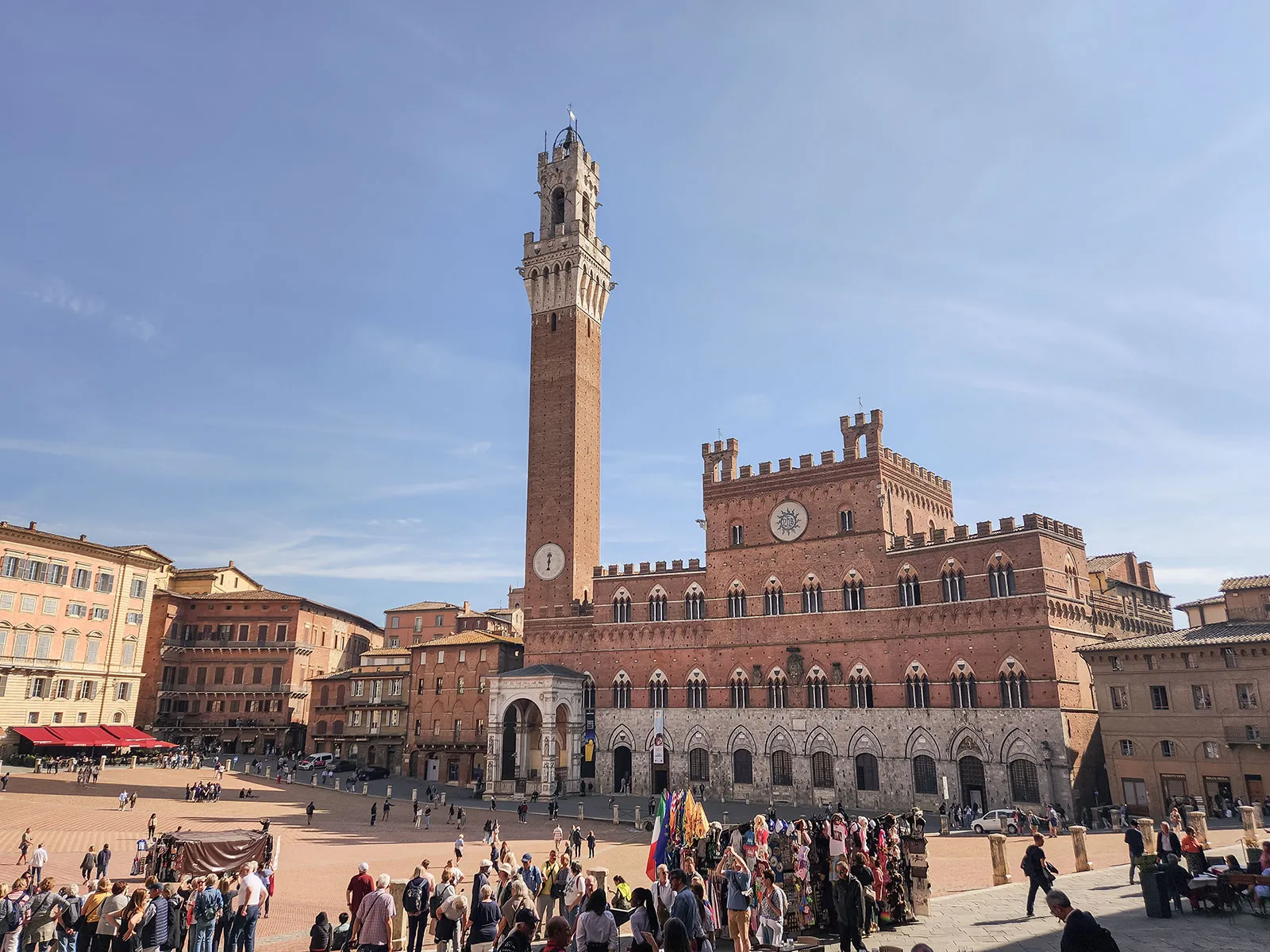 A Torre del Mangia erguendo-se 102 metros acima da cidade