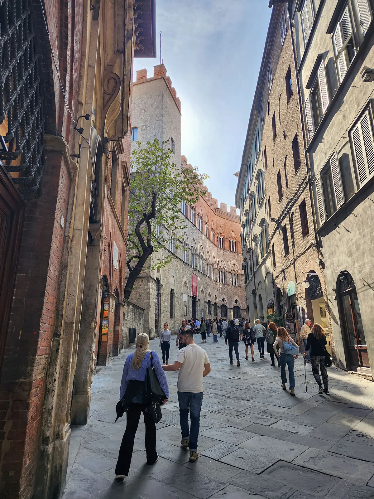 Vielas que partem da praça conectando ao tecido urbano histórico