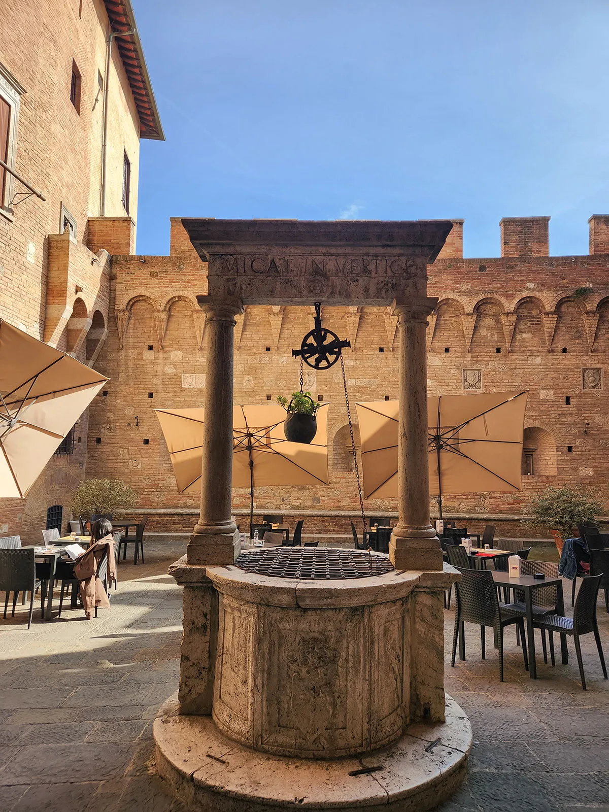 Elementos arquitetônicos que conectam a praça principal ao Duomo e aos bairros vizinhos