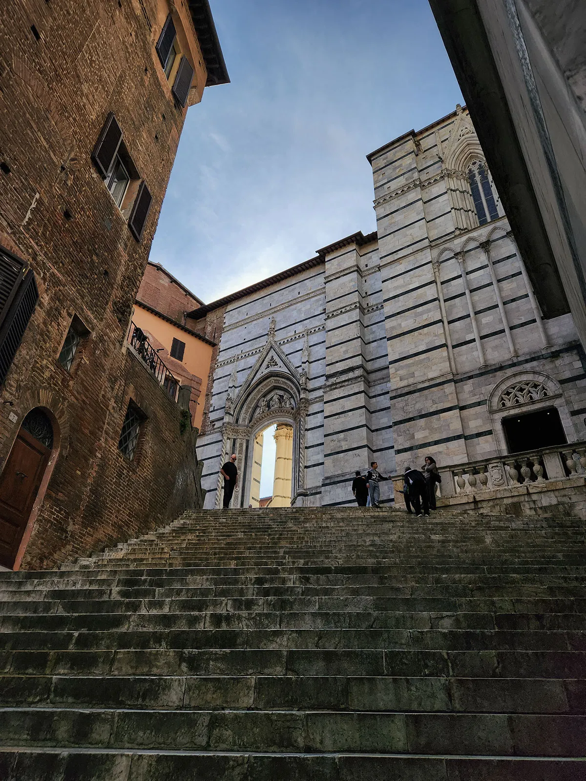Lateral do Duomo com suas escadas medievais desgastadas por séculos de peregrinos