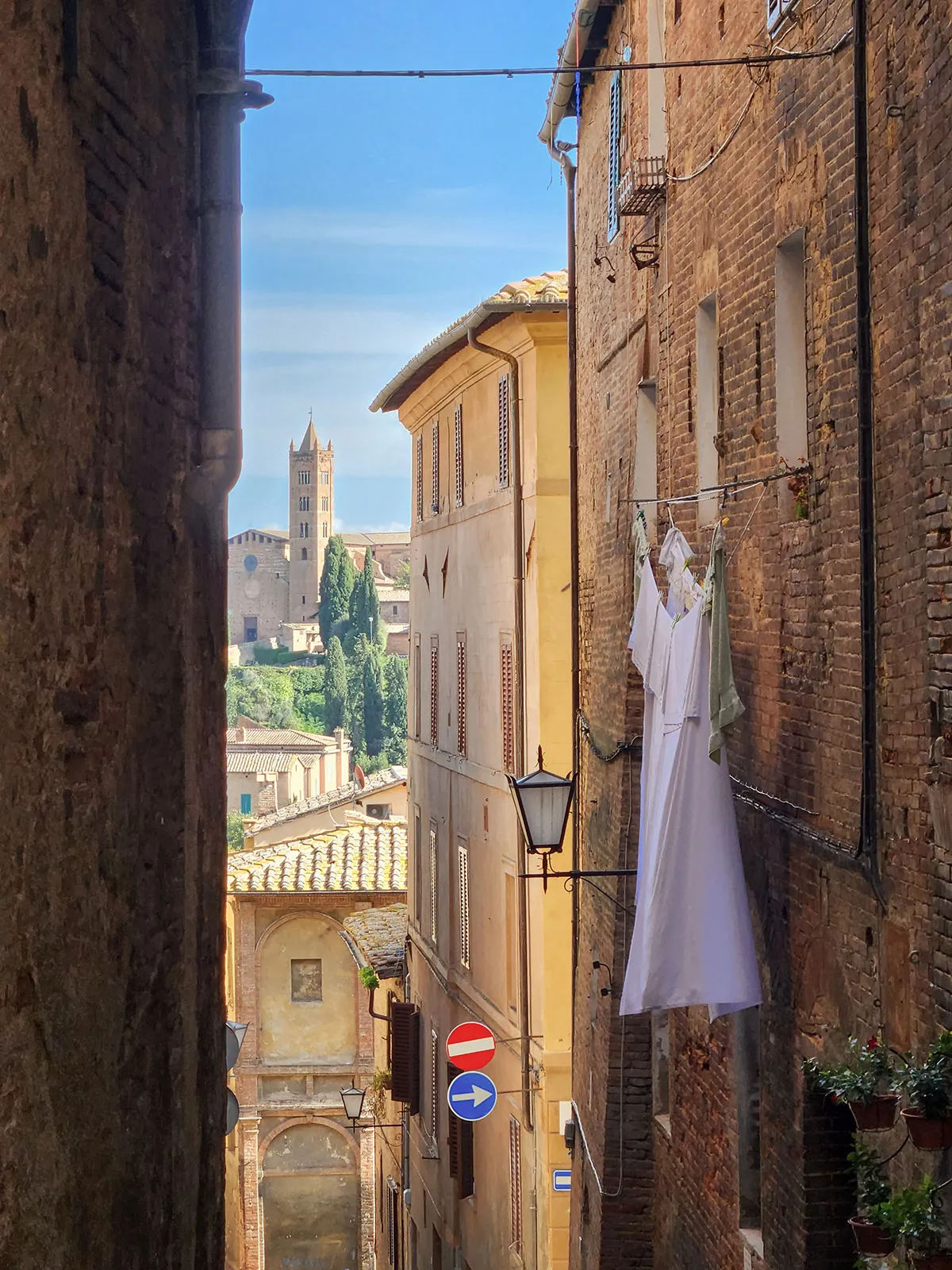 Viela medieval com a vida cotidiana e devoção coexistindo