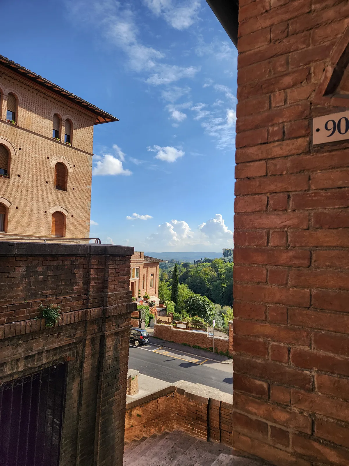 Perspectiva oeste, onde a cidade histórica se encontra com os campos toscanos