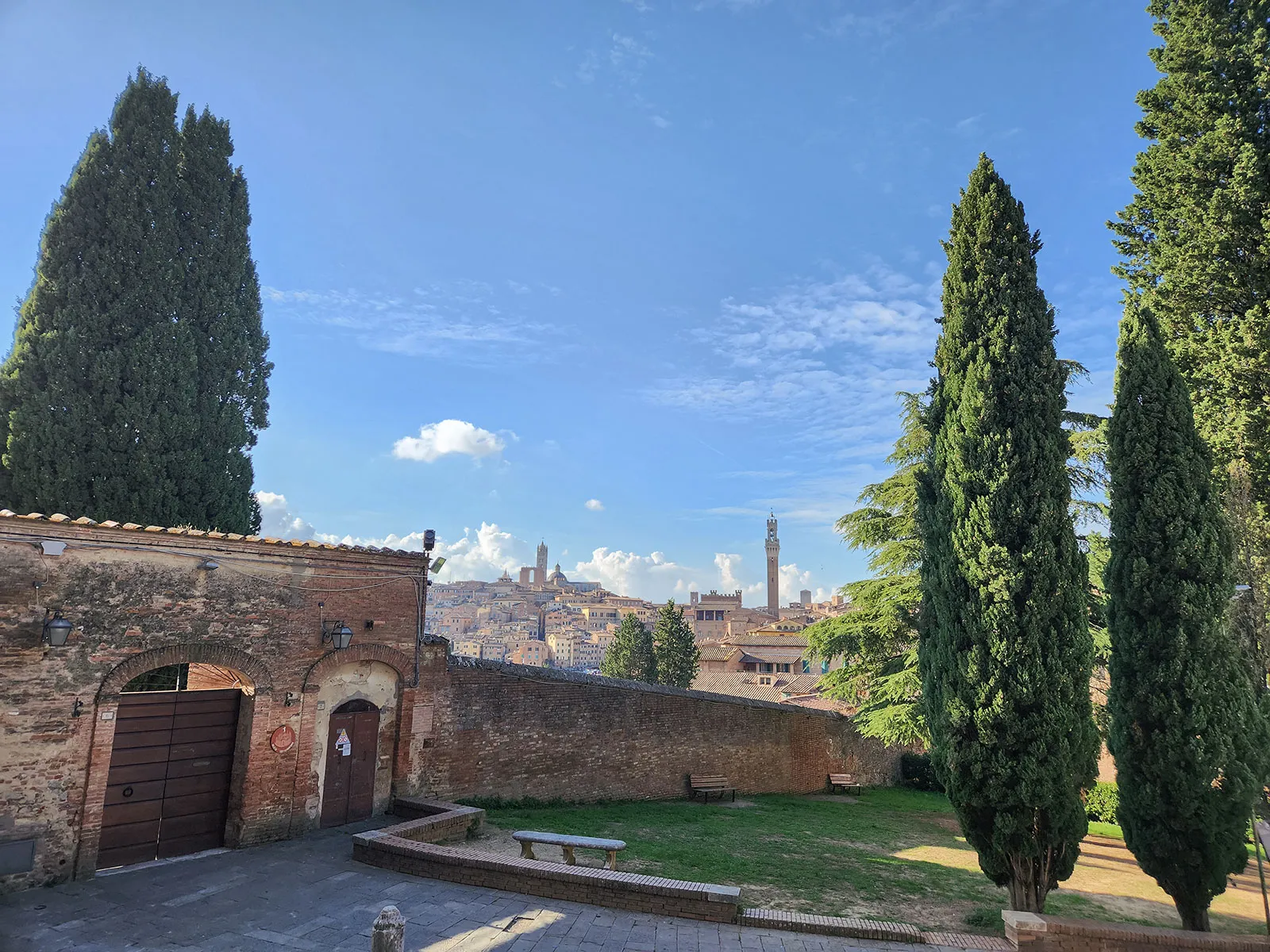Panorama de Siena nas colinas toscanas, a mesma vista testemunhada por mais de dois mil anos
