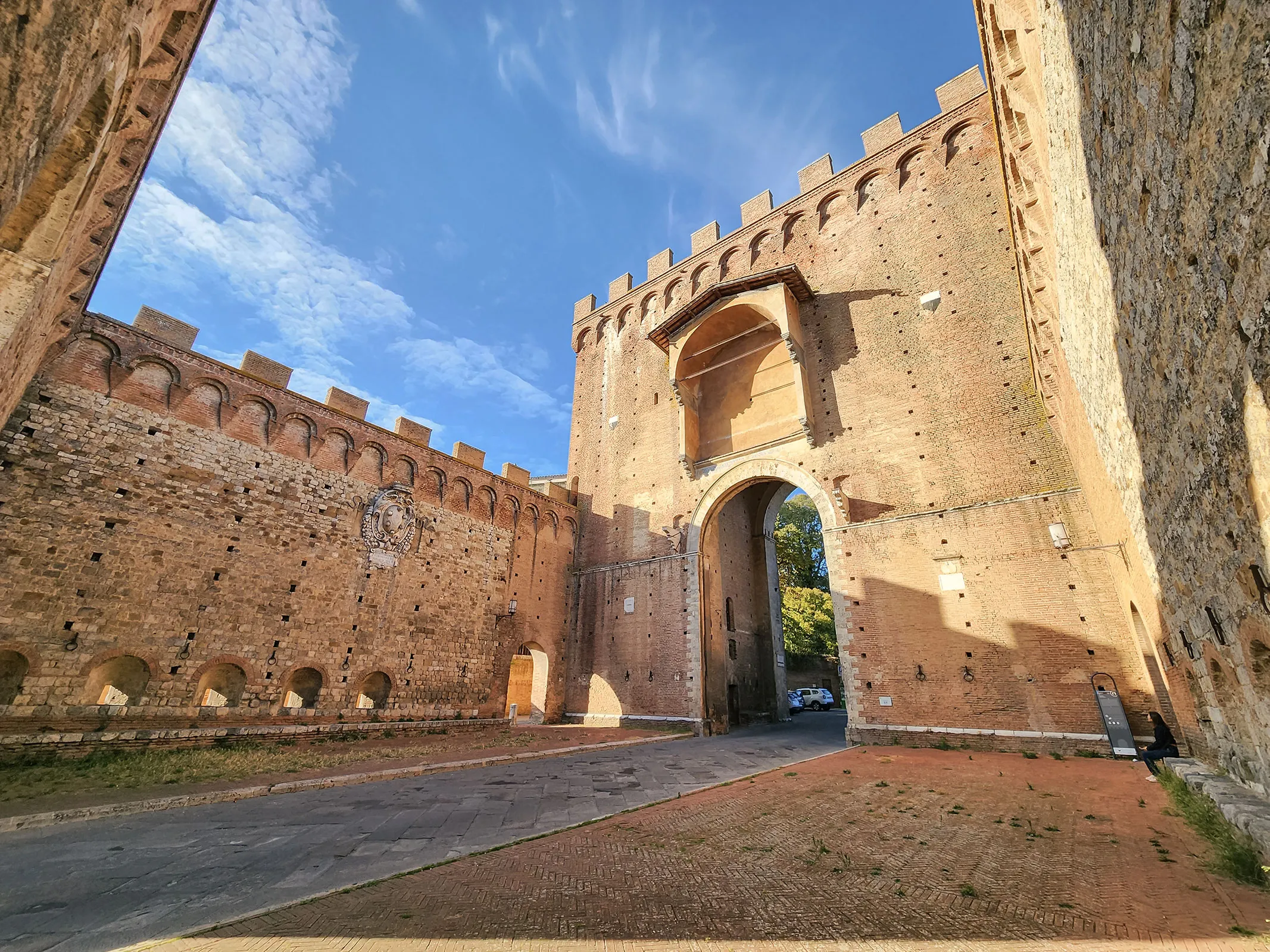 Vista do duplo sistema de portões e muralhas com ameias defensivas