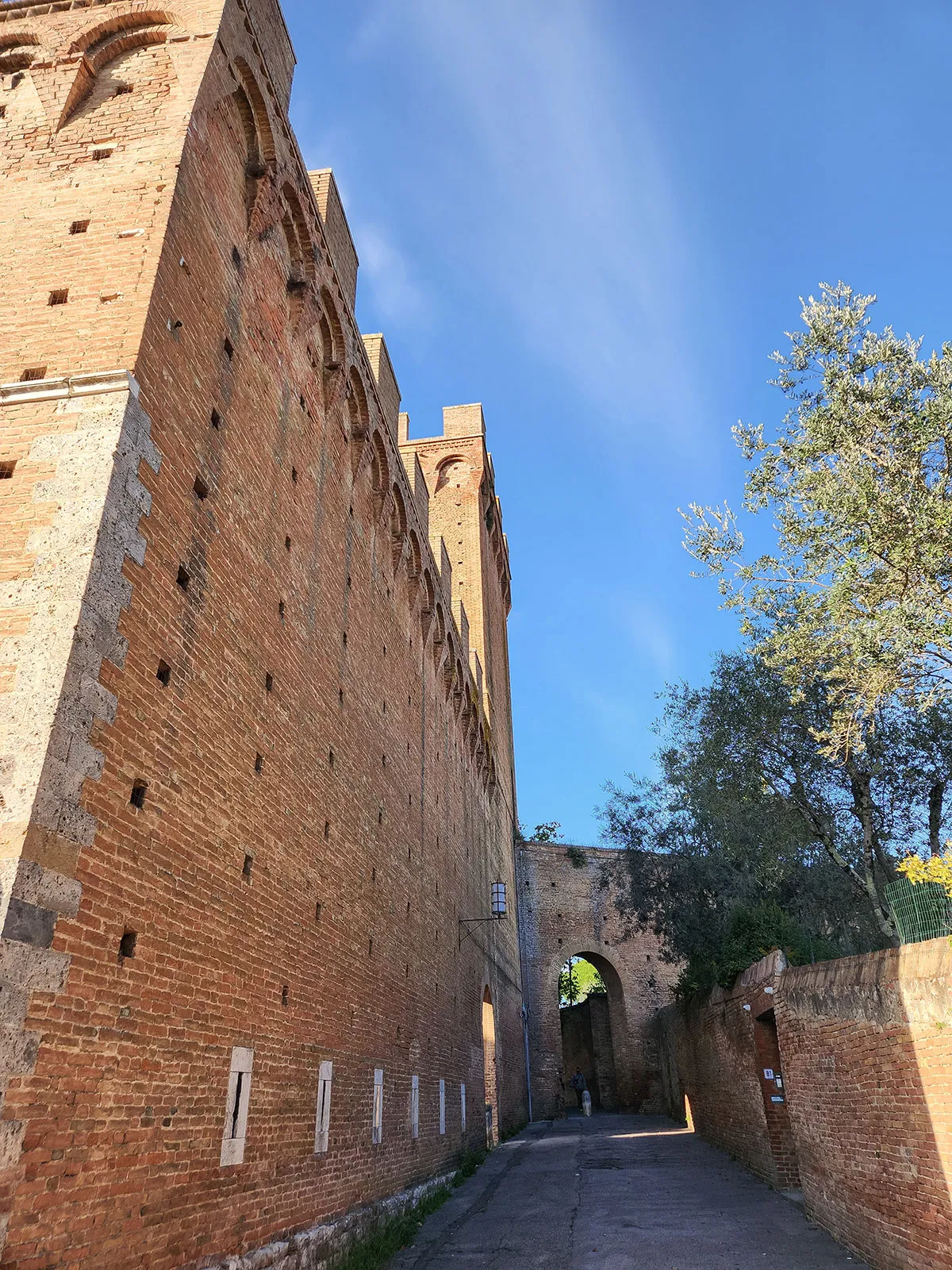 A passagem sob as muralhas, onde peregrinos, mercadores e soldados transitaram por 700 anos