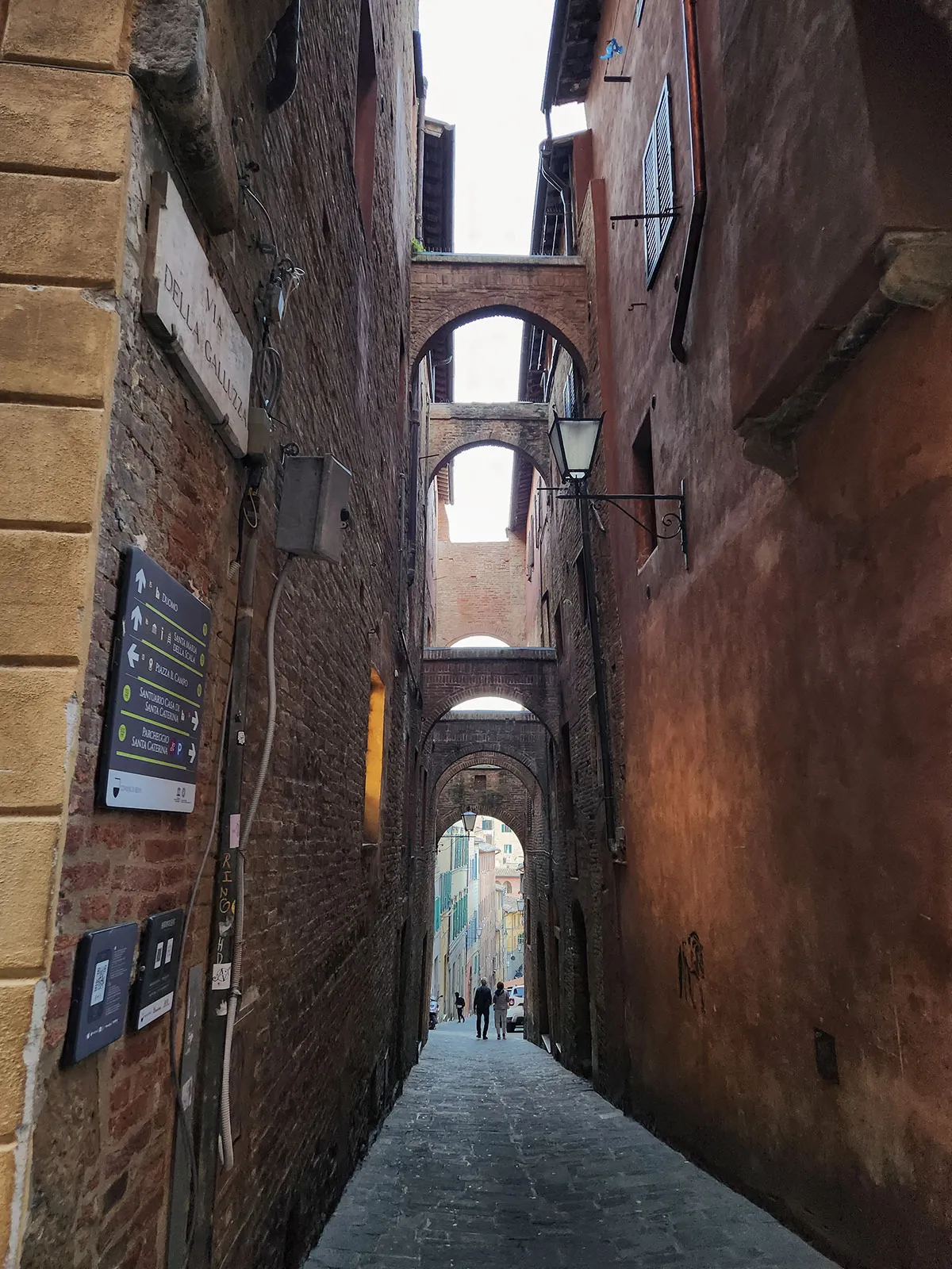 Perspectiva em profundidade com jogos de luz e sombra