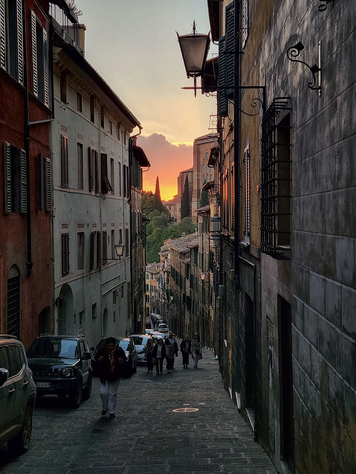 Últimas luzes do dia, quando Siena sussurra suas histórias à noite que se aproxima