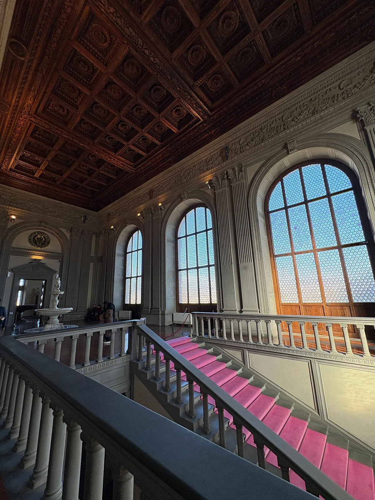 Escadaria monumental com teto em caixotões