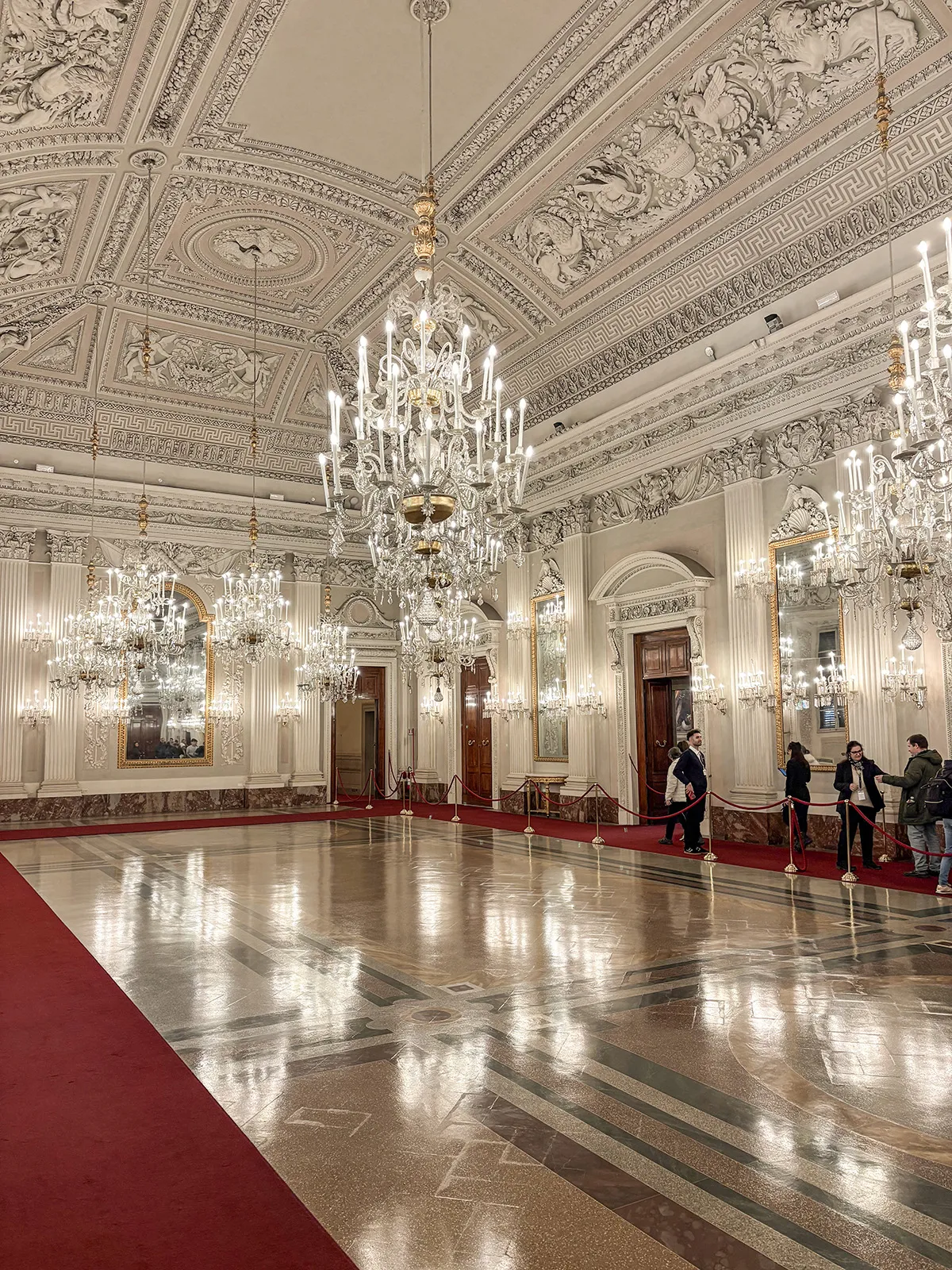 Salão Branco, com lustres de cristal de Murano