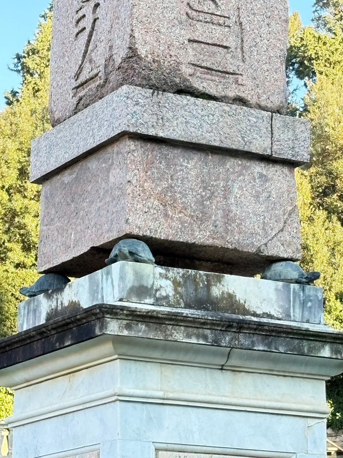 Base do obelisco com tartarugas romanas