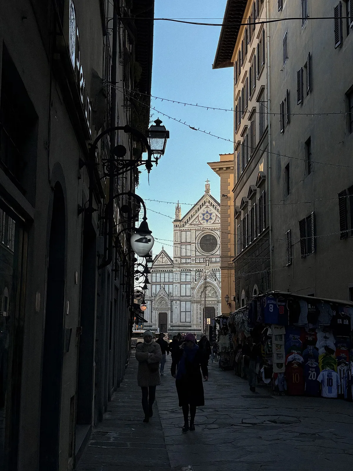 A basílica emerge entre as ruas do centro histórico