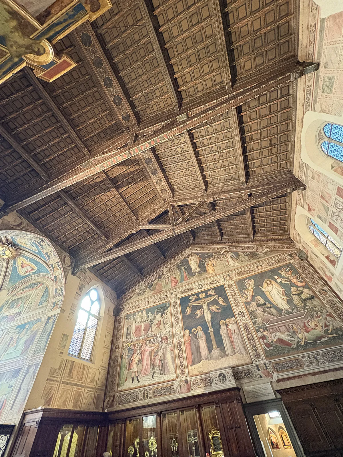 Interior da basílica: teto em madeira e afrescos góticos