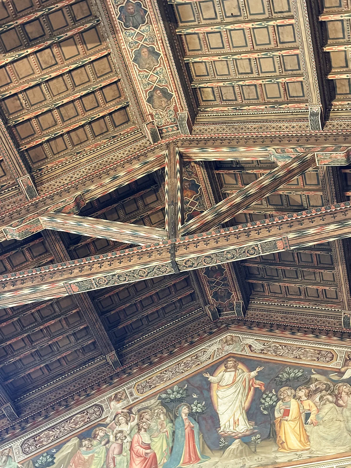 Teto em caixotões decorados e afrescos das capelas