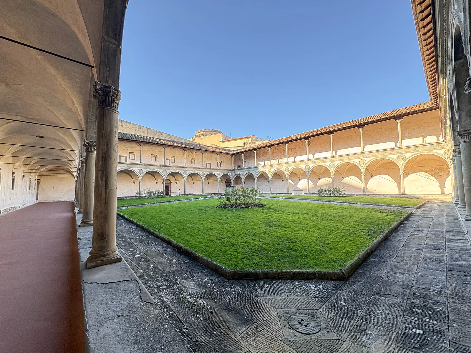 O claustro principal com seu jardim geométrico