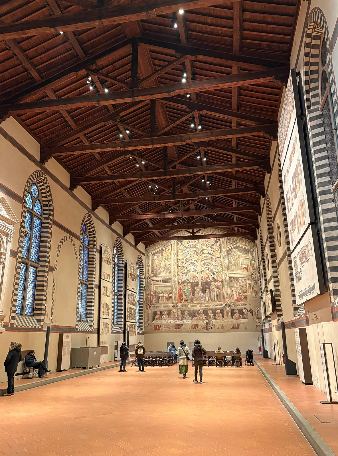 A monumental Árvore da Vida de Taddeo Gaddi no antigo refeitório